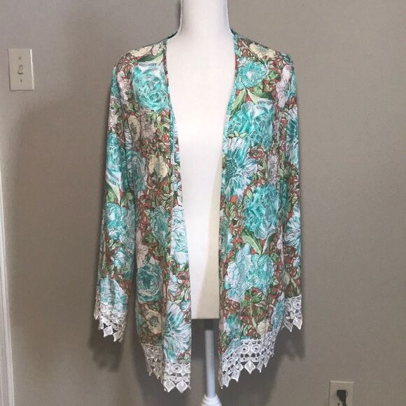 Tops - NWT Boutique kimono with lace